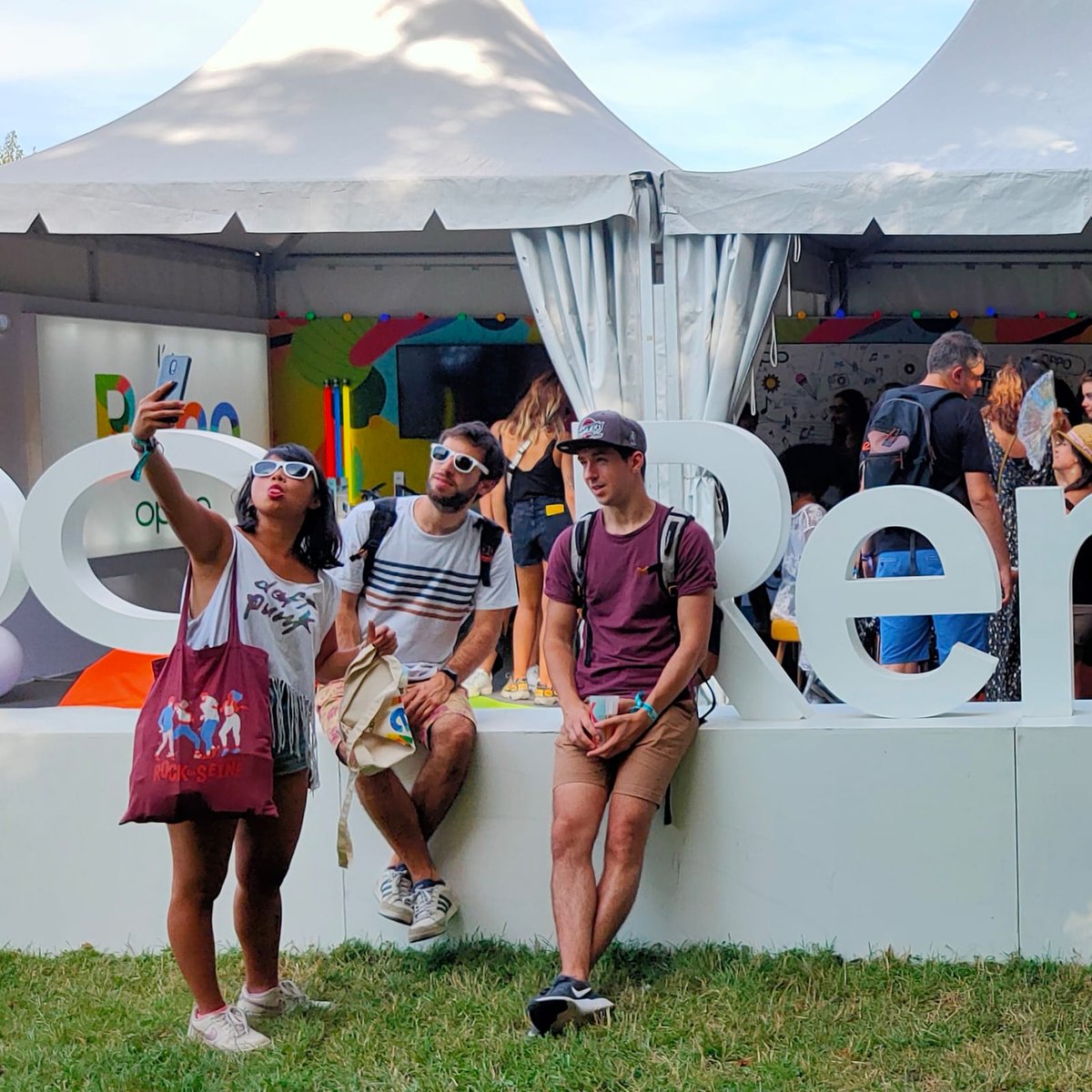 OPPOFrance's tweet photo. Le soleil est au rendez-vous pour le plus grand bonheur des festivaliers ! 🎉 #ColorTheStage #RES2019 https://t.co/7RJbdfCmfX