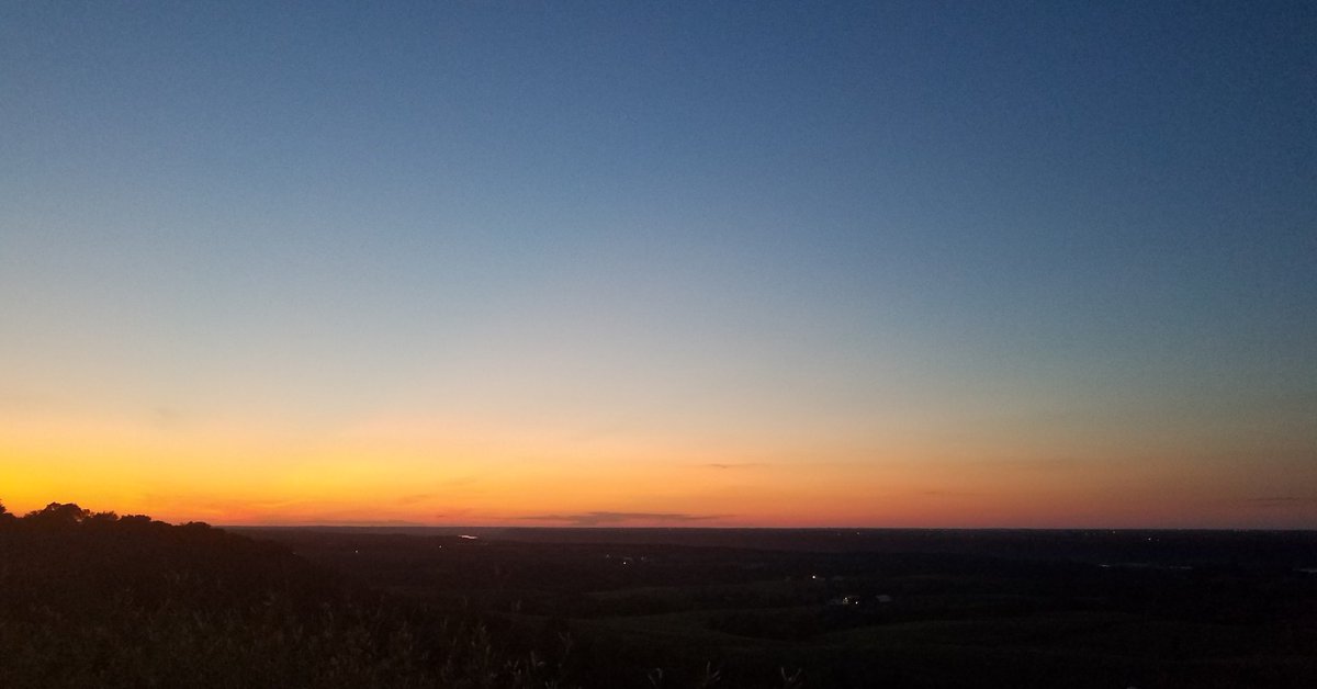 LizzTylerDBQ's tweet photo. The view of last night's sunset from the overlook in Balltown #IowaIsBeautiful https://t.co/PVIk1wUBLw