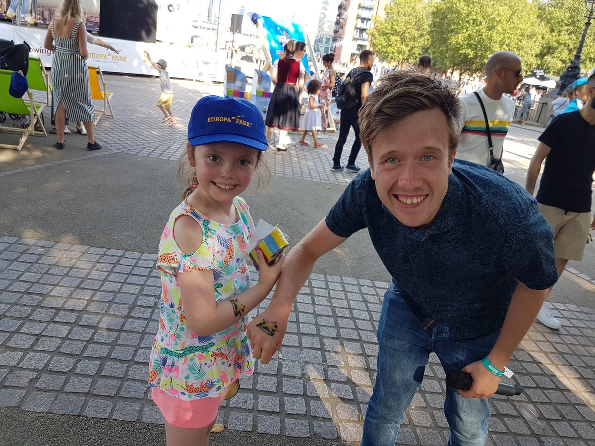RockingRossK's tweet photo. @EdEuromaus @funkids @Dr_Adanna We found the clues and entered the competition so 🤞🤞🤞
Ela also 
Got a @EuropaParkUK hat, 
Sat in a giant deckchair &amp;... 
Met @funkids Dan... check out the matching tattoos!
#HolidayHunt https://t.co/A0qZ5aq8eB