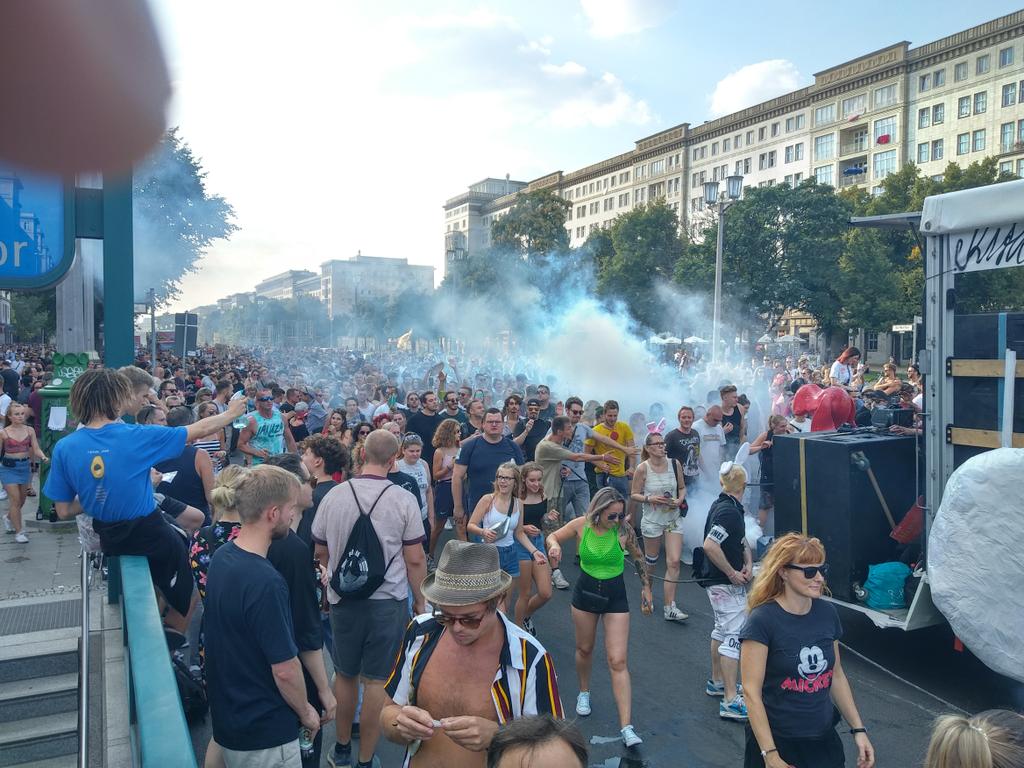 #zugderliebe in #berlin zieht gerade am Frankfurter Tor vorbei. Unheimlich viele Leute sind dabei. Es macht viel Spaß. #refugeeswelcome #seebruecke #noborders #nonazi #noafd