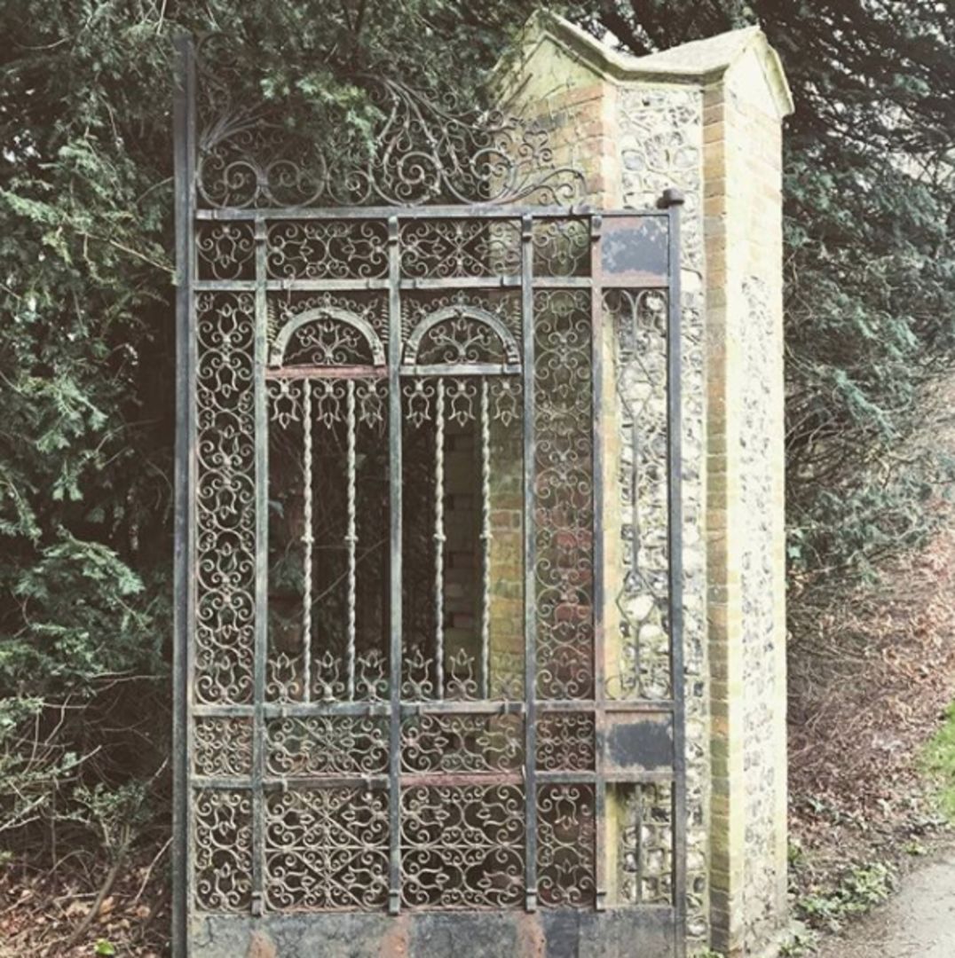 Another beautiful gate to marvel at! 😍 This is the exit gate from Elizabethan Littlecote House near Hungerford in Berkshire! ✨#travel #beautifulgates #elizabethan
