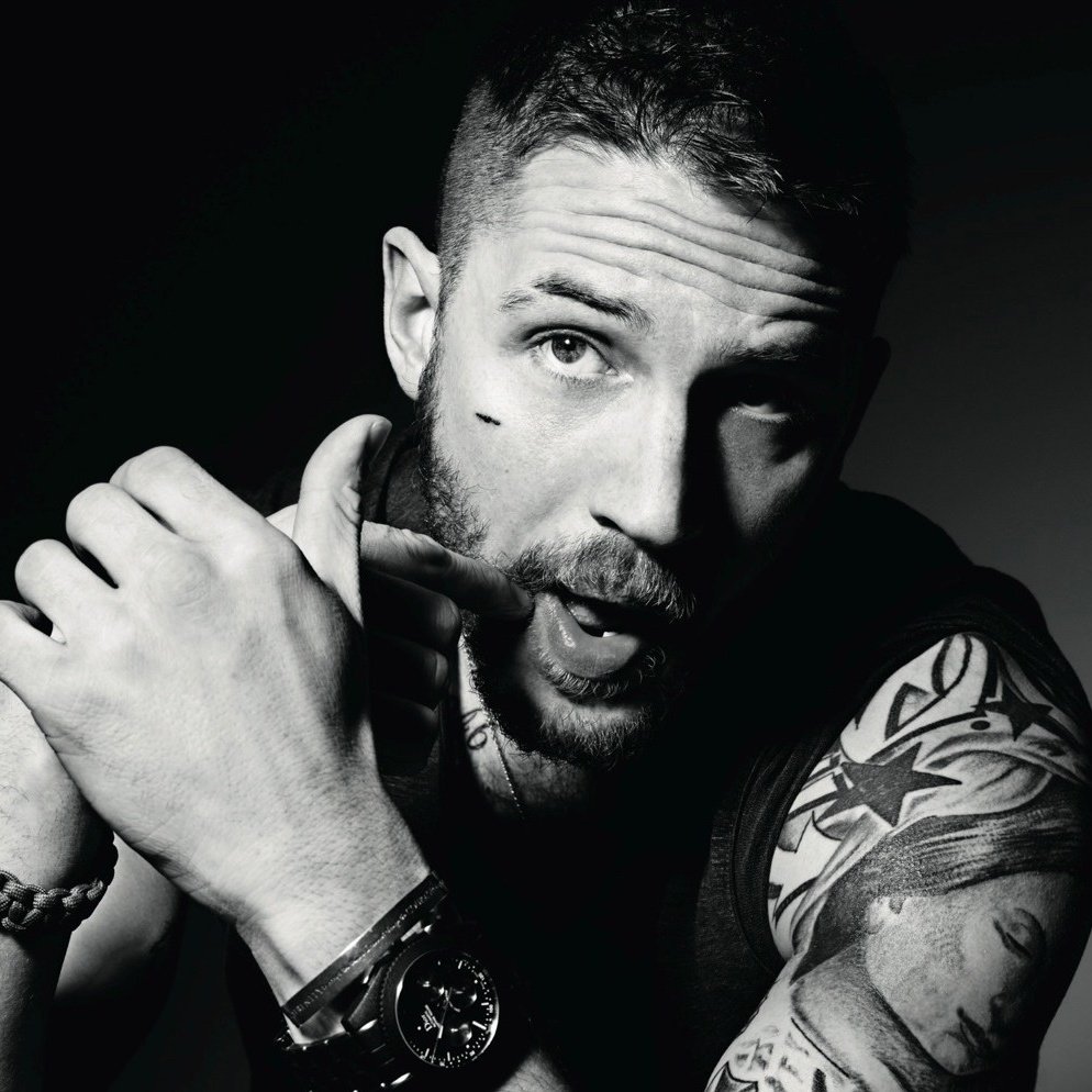 𝐒 𝐄  𝐁 𝐔 𝐒 𝐂 𝐀
╭┈─────── 
╰┈➤ nombre: -

        ๛ Raza: Hombre lobo y brujo
        ๛ Edad: -
        ๛ Manada o Clan: Greyback
        ๛ Ocupación: Vigía y cazador
        ๛ FC: Tom Hardy

Para más información, MD.