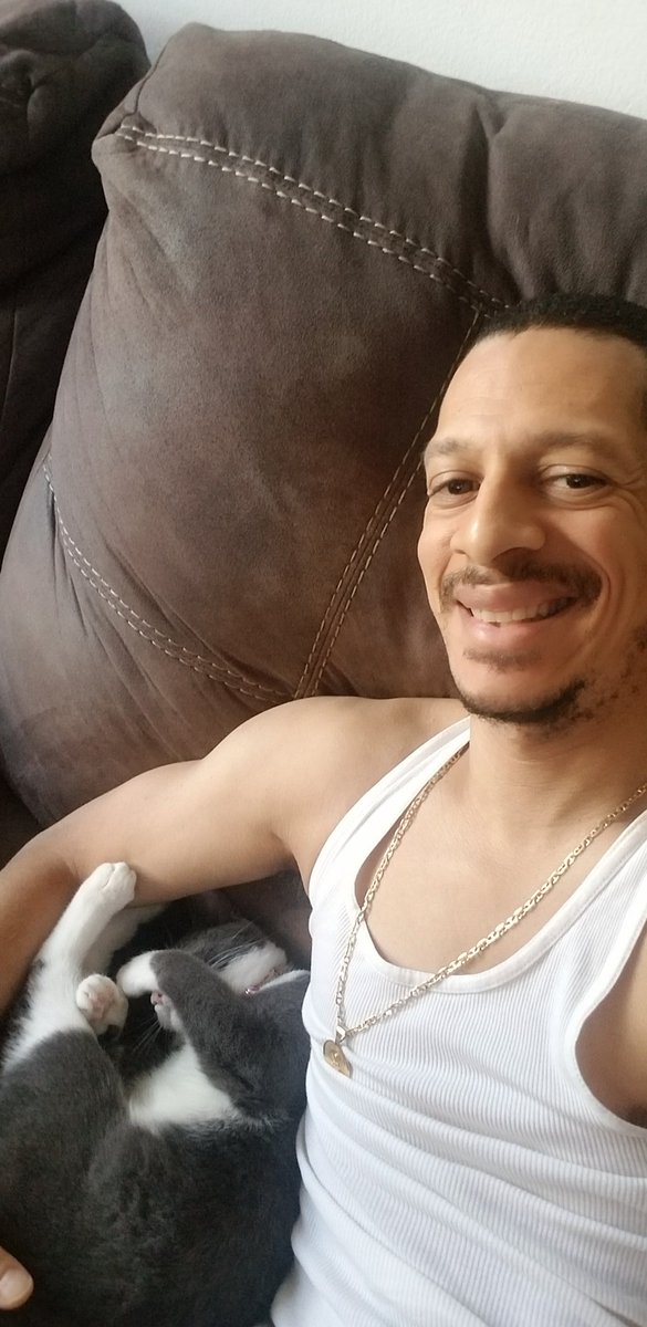 a_b_nyce's tweet photo. Someone wanted to cuddle. #Carmelita #cuddlebuddy https://t.co/Tgb5vCor6i