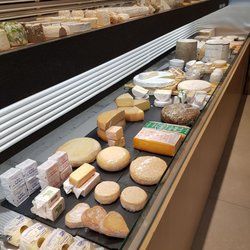 SunShopBrussels's tweet photo. Amateur et amatrice de fromage, connaissez-vous la fromagerie La Fruitière (rue du Vieux Marché au Charbon 99-103) ? Venez découvrir de délicieux fromages en circuit court et de qualité 🧀
#Bruxelles #Brussels #Boutique #Magasin #Fromage #Cheese #CheeseAndWine https://t.co/K7bgyQK3B5
