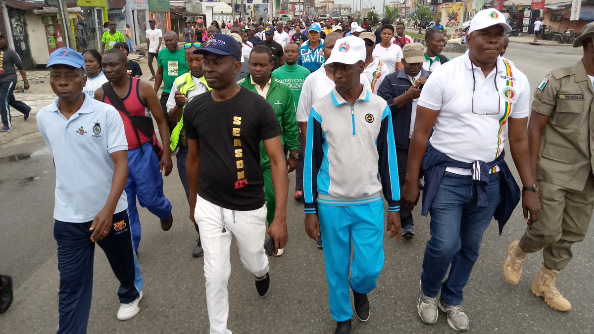 917wavefm's tweet photo. When they said, "come let us go and win prize from #TheBigDaddy at #WalkForSafetyWalkForSecurity ", where were you???😮😮
See prize eee, people dey collect, phone, iron, blender, toaster 😤😤😤#Wave917FM too much!!! https://t.co/GdXbWwz15W