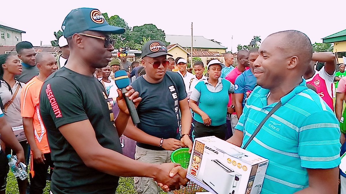 917wavefm's tweet photo. When they said, "come let us go and win prize from #TheBigDaddy at #WalkForSafetyWalkForSecurity ", where were you???😮😮
See prize eee, people dey collect, phone, iron, blender, toaster 😤😤😤#Wave917FM too much!!! https://t.co/GdXbWwz15W