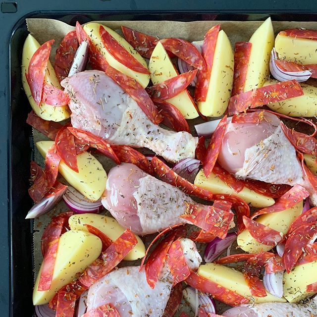 KOCHYOGA's tweet photo. Dinner is ready. 😋 It needs around 5 minutes to prepare this sheet pan chicken thighs with chorizo and potatoes. Just a little oliveoil, oregano and orange peel and then 60 minutes into the oven. 😍 | #dinner #winnerwinnerchickendinner #sheetpandinner… https://t.co/0ima0NBye5 https://t.co/mvfHjpUBg0