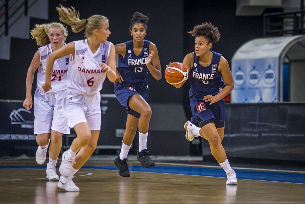 ffbasketball's tweet photo. #U16F L'Equipe de France U16 féminine termine donc première de sa poule et rencontrera la Finlande lundi en huitième de finale. #FIBAU16Europe 
14h15 : 🇫🇷⚡️🇫🇮
📰Lire l'article : https://t.co/YRXlVeZCKP https://t.co/jM6ntr0oqn