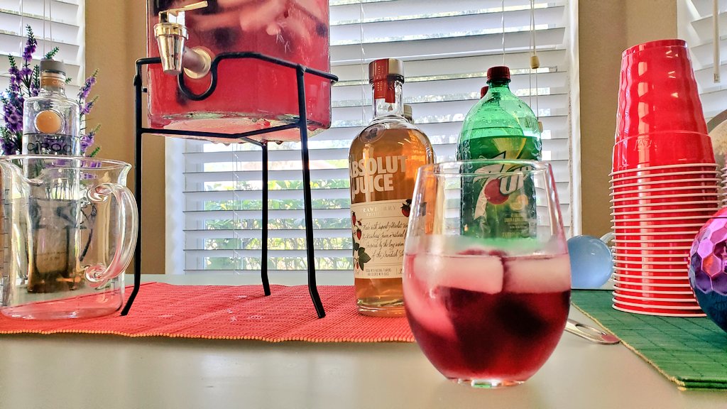DNchacon's tweet photo. Let's get this party started
#absolutejuice #absolutedrinks #strawberry https://t.co/VCAPWa2TiV