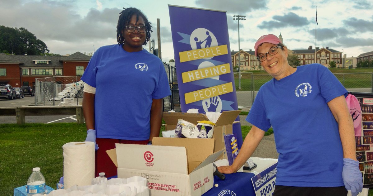Aisha had the chance to volunteer last weekend at Flicks on the Field with <a href="/NCCouncil/">Needham Community Council</a>🍿 🎥