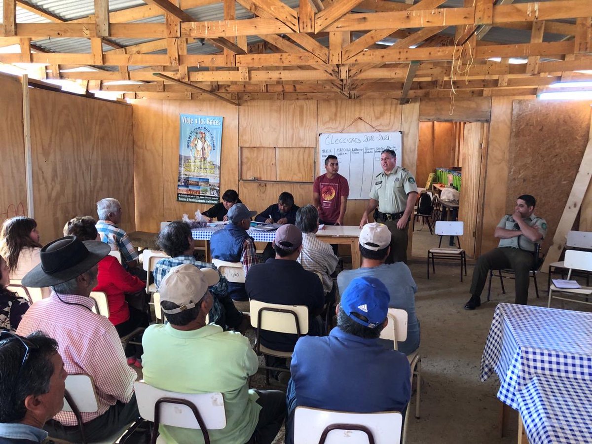 CarabIIIRegion's tweet photo. #Vallenar: Carabineros oficina integración comunitaria modalidad MICC, 3era Comisaría, conversa sobre seguridad con pobladores de la junta de vecinos #PozoSeco.
#OrdenyPatria #LaPrevenciónEsNuestraEsencia https://t.co/rMKLMfY0Lt