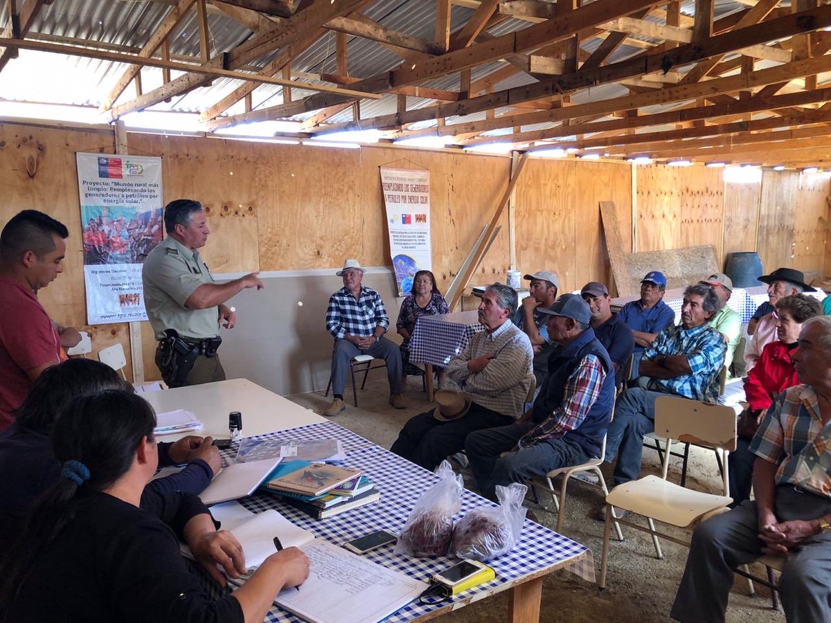 CarabIIIRegion's tweet photo. #Vallenar: Carabineros oficina integración comunitaria modalidad MICC, 3era Comisaría, conversa sobre seguridad con pobladores de la junta de vecinos #PozoSeco.
#OrdenyPatria #LaPrevenciónEsNuestraEsencia https://t.co/rMKLMfY0Lt