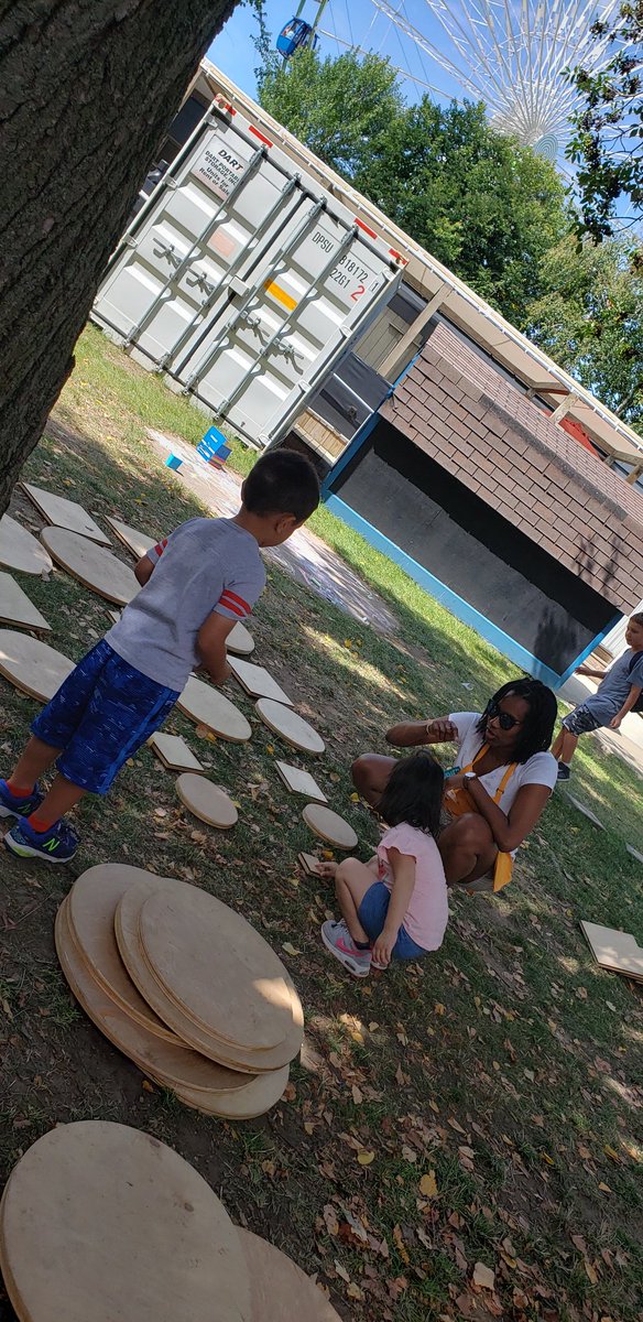 ADelliger's tweet photo. Exploring building shapes with circles and squares while exploring patterns! @MathOnAStick #annmath #iamabe https://t.co/TSf8Zi2N8j