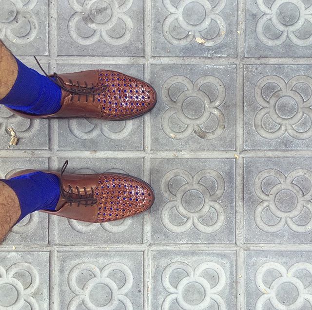 Man wearing electric blue socks and shoes 
#noaditives #nopreservatives #abuelo #shoes #rejilla #summer #alcaloret #street #urban #fashionvictim #urbanstyle #oldgrandpa #bcn #outandabout #hairylegs #hairylegsdontcare ift.tt/2NtgO2H