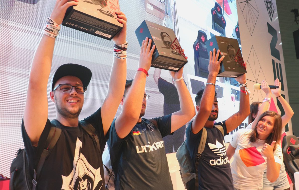 OMENbyHP_de's tweet photo. Auf der #gamescom2019 vorbeigeschaut, sich ins #OMENUtopia gekämpft, Headset abgestaubt. So wird's gemacht 👏 https://t.co/iniL1KBxKL