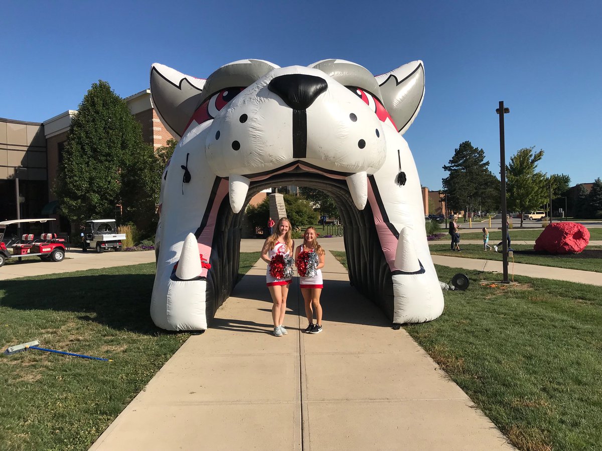 MarkDeMichael's tweet image. Freshmen Move In Day at IWU! Love having our athletes welcoming and serving the new Students! #IWUAthletics #MissionInAction #18teams1program