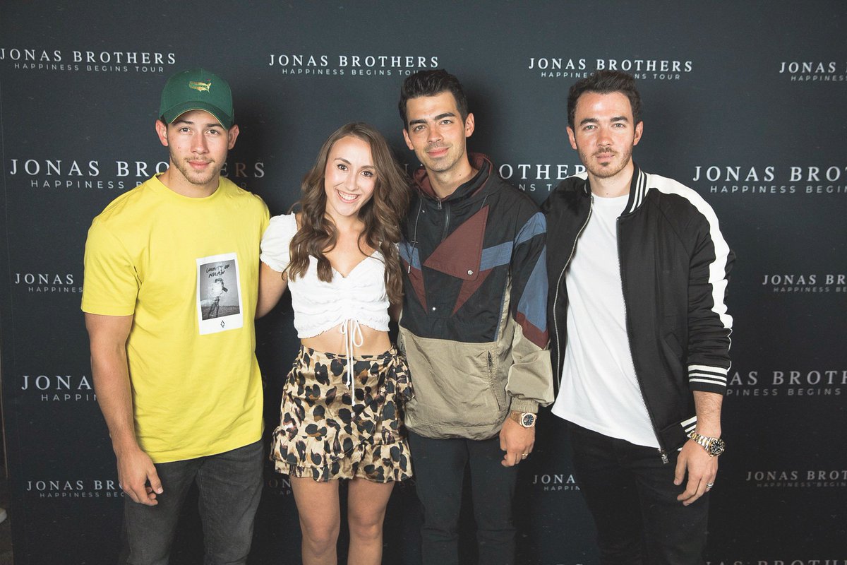 melinnaxox's tweet photo. BEST DAY EVER. @jonasbrothers #HappinessBeginsTourToronto https://t.co/F0nunZd6wN