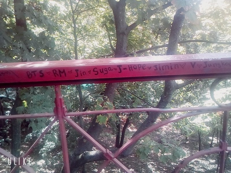 rewolrd's tweet image. #ARMY  #ARMYwithLETTER  #Ukraine #Kiev #BridgeofLove
aaaaa why so cute☺️