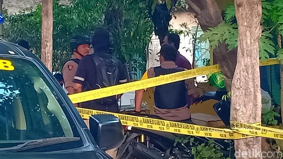 Geledah Rumah Perampok Toko Emas, Densus Temukan Berbagai Senjata detik.id/615mQo