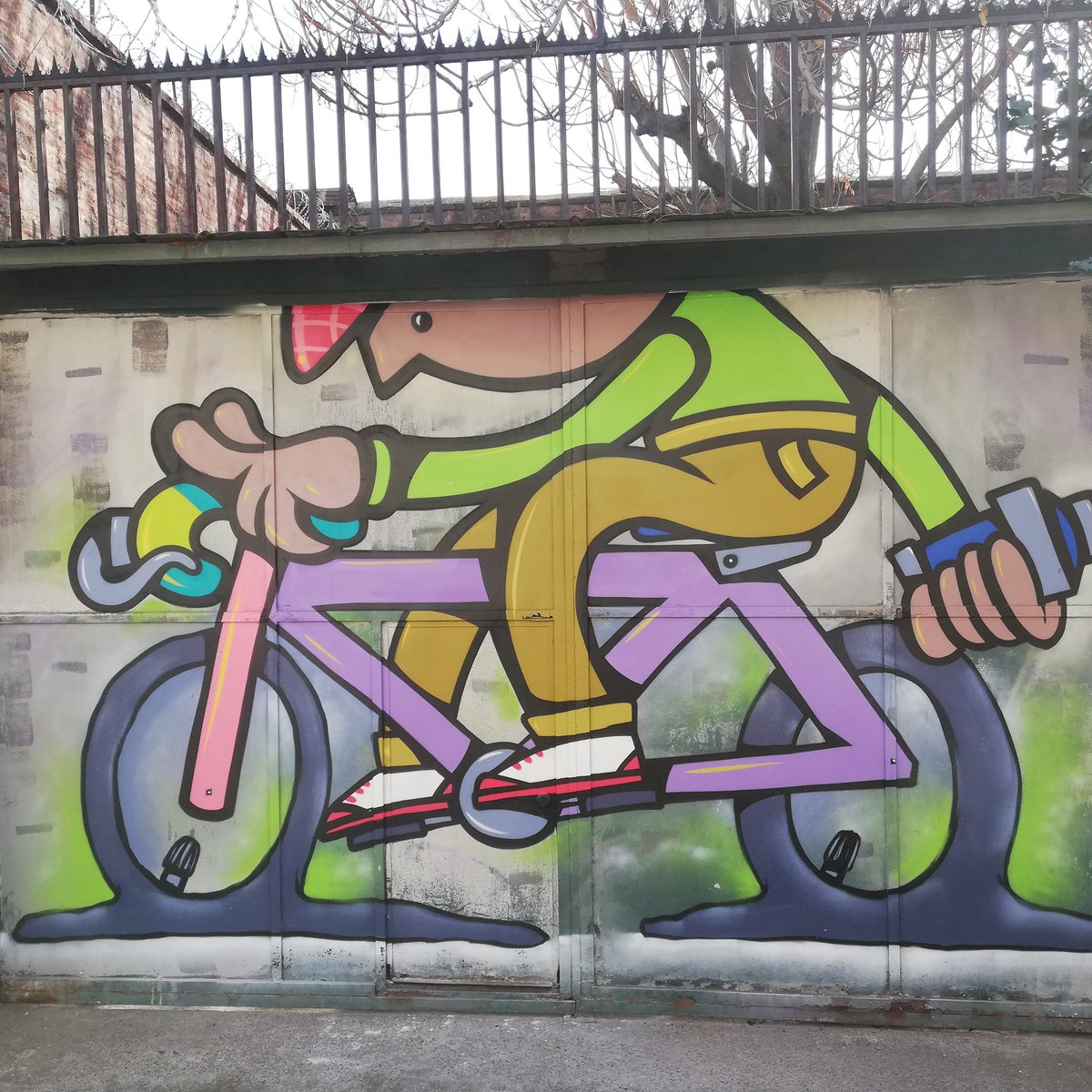 AliumBikes's tweet photo. Le vélo est bien présent à Santiago du Chili, et pas que sur les murs... #velo #cycle #fub #streetart @WeelzFr @Cityclecom @VivonsVelo @ParisEnSelle @roulonsavelo https://t.co/PtyLFxJxhX