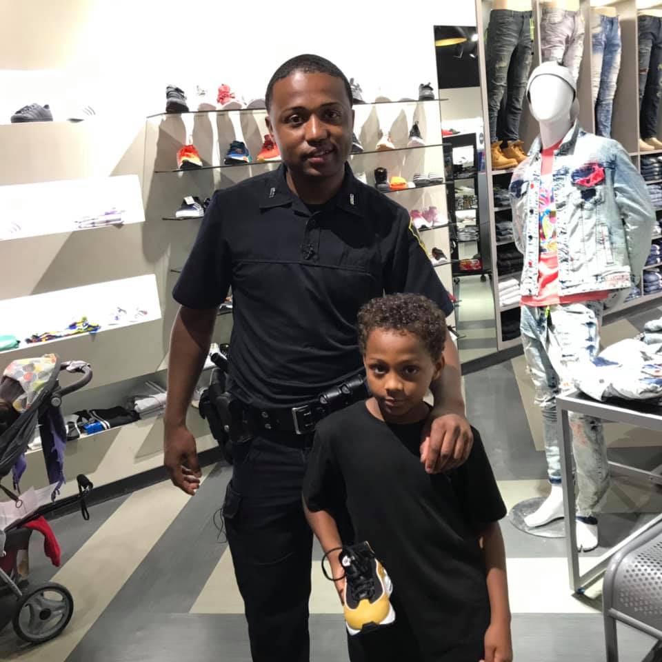 LA Lakers player Rajon Rondo donates 25 pairs of sneakers for Syracuse officer’s basketball challenge https://t.co/ltV5kwCErZ https://t.co/fK6v9L9iCO