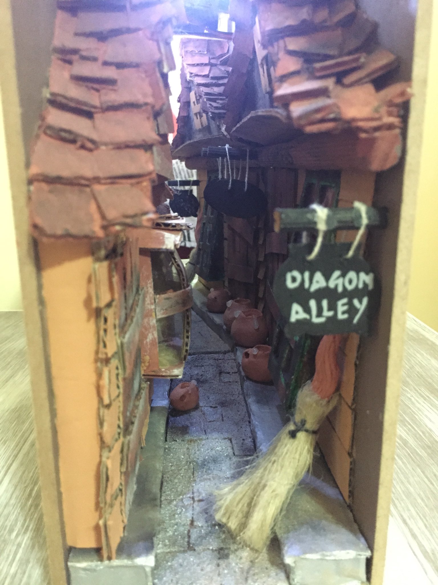 Fermalibri Diorama Personalizzato a tema Diagon Alley di Harry Potter 🧙‍♂️  😍🪄 Completamente realizzato a mano 🖐 Se desideri avere maggiori info, By Fabiana D'Auria Diorama