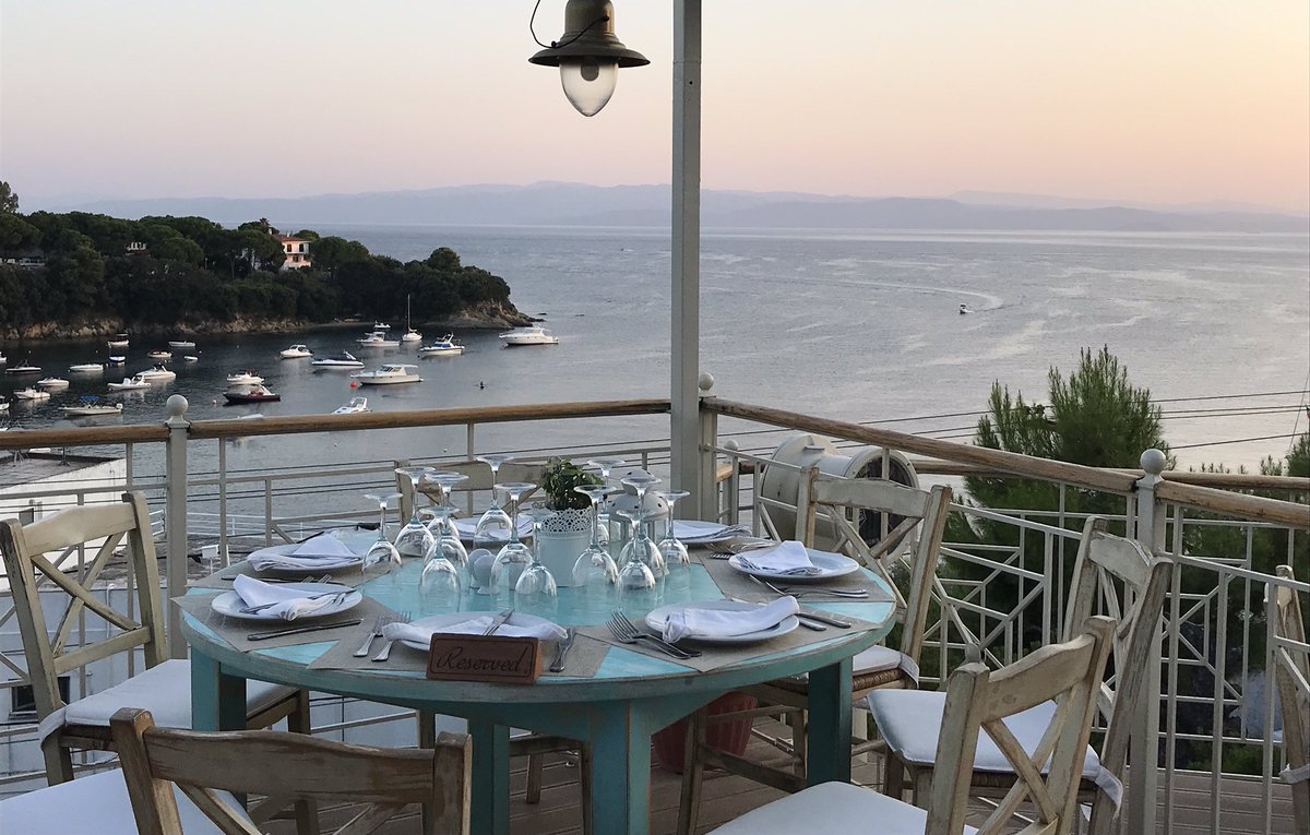 SJGarrido's tweet photo. After a dismal performance from Man Utd a far nicer setting for dinner... #infinityblue #skiathos #nofilter https://t.co/4RbVjzmPt9