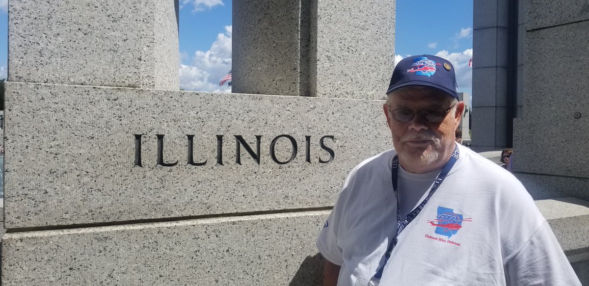 ChristyCra1's tweet photo. Repping Illinois at the monument.  #GRHF https://t.co/iHNeJlxQMf