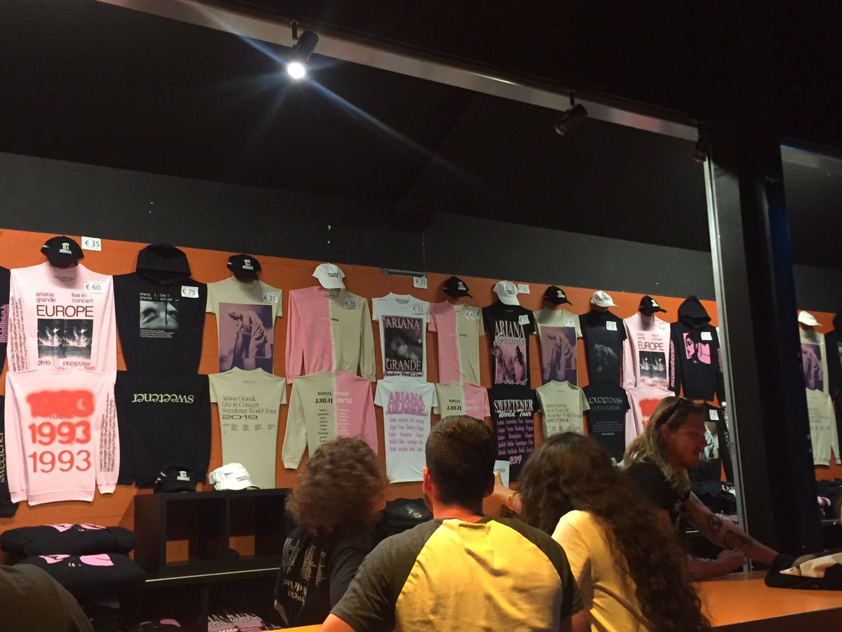 charlet_bond's tweet photo. MERCH !! ✨ #SweetenerWorldTourAmsterdam https://t.co/PFngA2aWFp