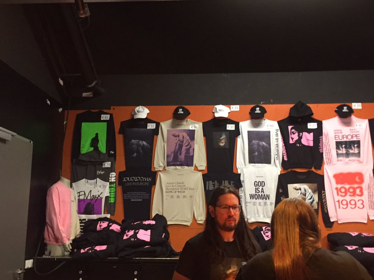 charlet_bond's tweet photo. MERCH !! ✨ #SweetenerWorldTourAmsterdam https://t.co/PFngA2aWFp