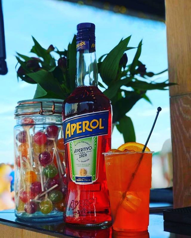 Who LOVES #aperolspritz🍹? 🙋‍♂️🙋‍♀️ We certainly do, especially when the sun's out 🌞 and it's a #longweekend 🌐 ift.tt/2EATivN