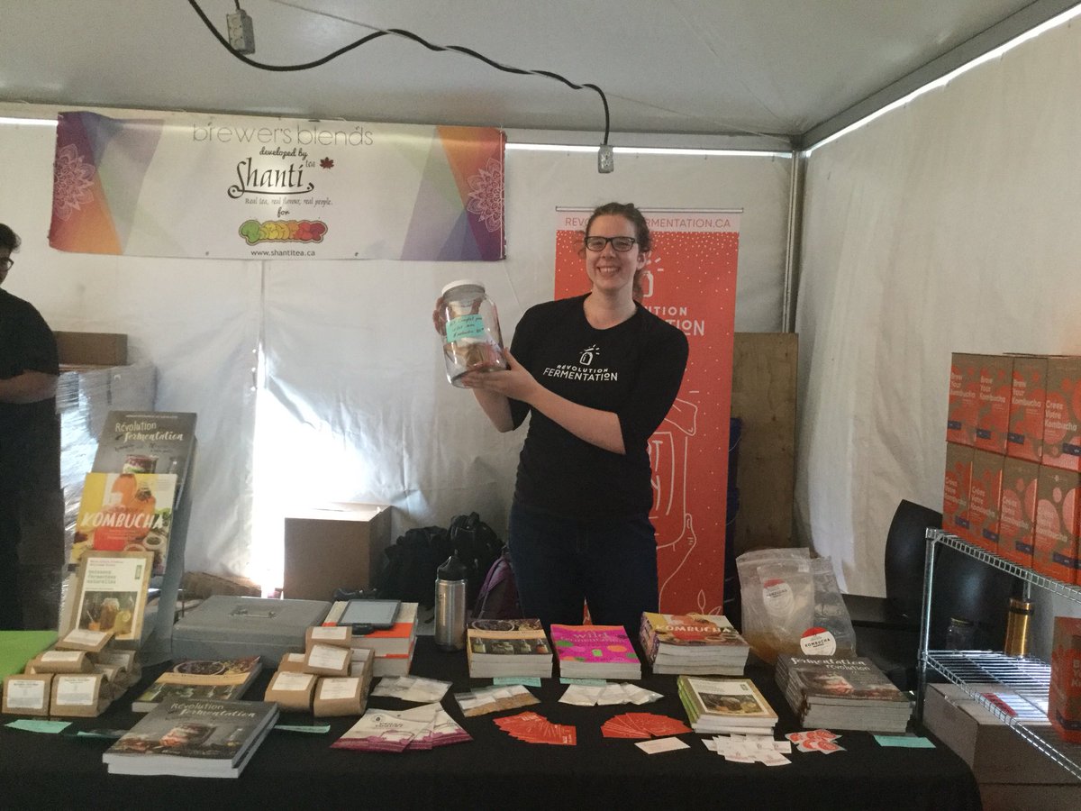 ChatoyanteCarpe's tweet photo. Je suis comme un poisson dans le kombucha au #boochfest festival de kombuchaaaa https://t.co/S6zDv5go7D