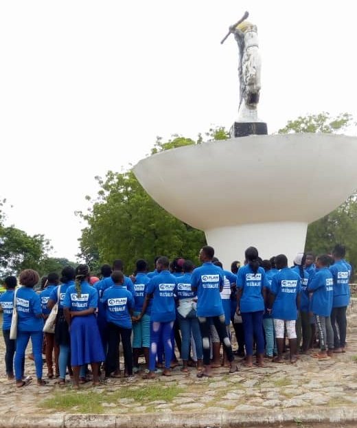 ab_benin's tweet photo. Dans leur promenade, les filles ont fait un arrêt à la place Bio Guerra pour écouter l'histoire de cette valeureuse figure de résistance.
@PlanIntlBenin @PlanWestAfrica @Obinrinblog @roajelfbenin @bjlaurenceau @MChiarath @UEauBenin @Association_JVS
#CampObinrin2019
#GirlsGetEqual https://t.co/R2rF1ALZfu