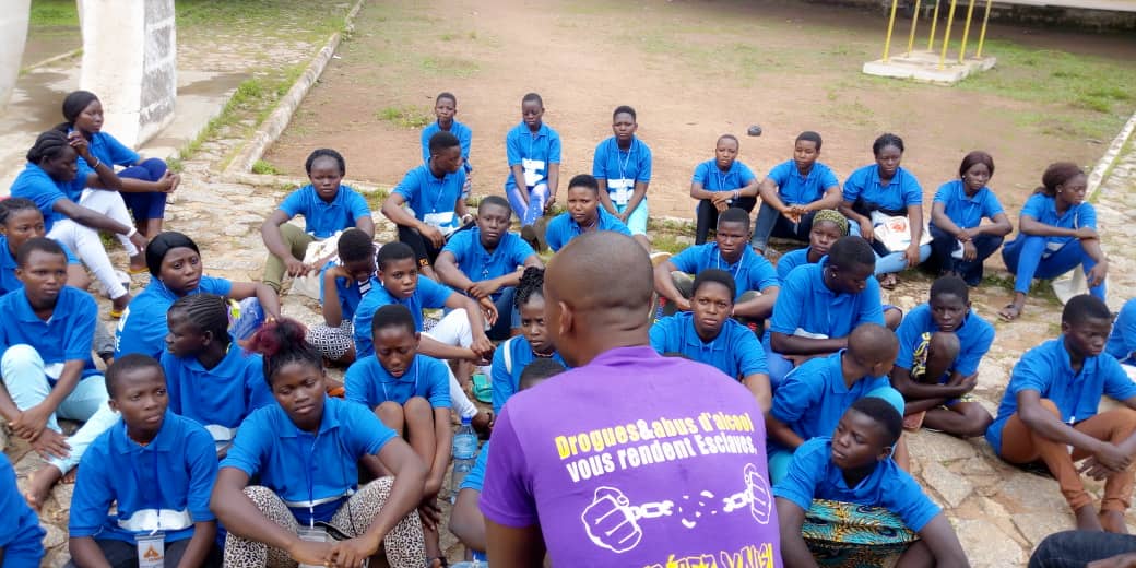 ab_benin's tweet photo. Dans leur promenade, les filles ont fait un arrêt à la place Bio Guerra pour écouter l'histoire de cette valeureuse figure de résistance.
@PlanIntlBenin @PlanWestAfrica @Obinrinblog @roajelfbenin @bjlaurenceau @MChiarath @UEauBenin @Association_JVS
#CampObinrin2019
#GirlsGetEqual https://t.co/R2rF1ALZfu