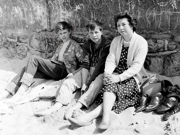 Patri_f38's tweet photo. After the Bowie's Beckenham Oddity , a short stay for me in Westgate On Sea where he was spending his holidays when he was a teenager 
#BowieForever https://t.co/g6AVEndF03