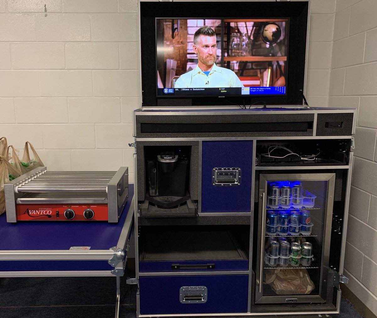 GatorsEquipment's tweet photo. Huge thank you to Otis and @OlycaseCo for the new trunks. Makes traveling with @GatorsFB a breeze. https://t.co/4MAJQSGkSK
