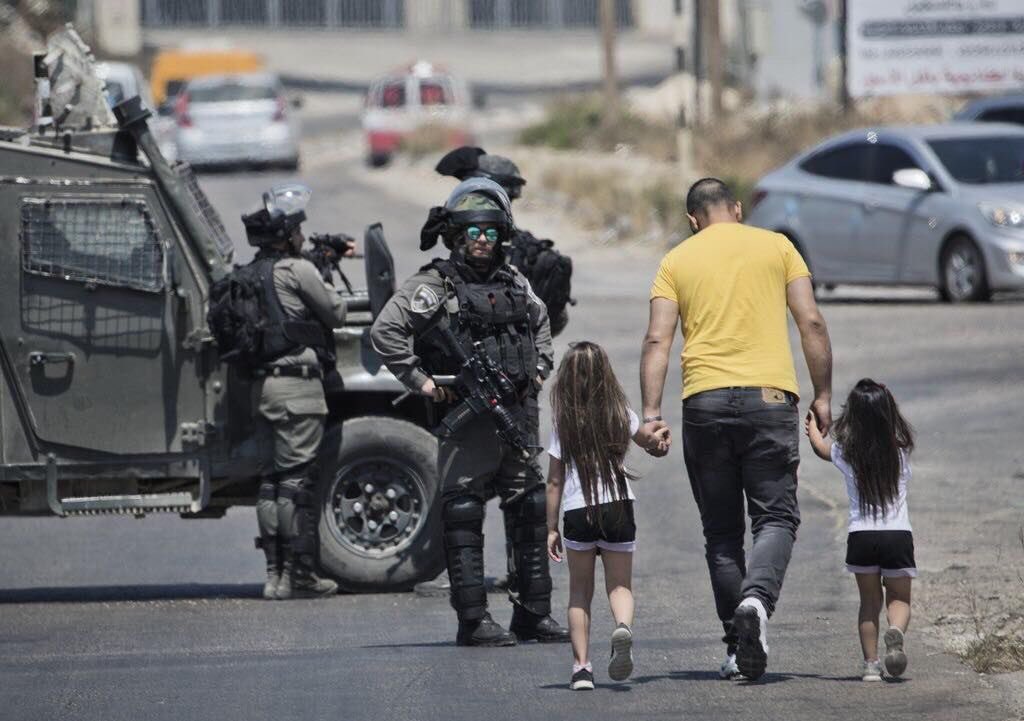 Un padre y sus dos hijas pasan hoy por un puesto de control militar israelí cerca de Ramallah. ¿Como te sentirías si hace décadas te humillasen en tu propio hogar sin derecho a protestar? #IsraelEsApartheid