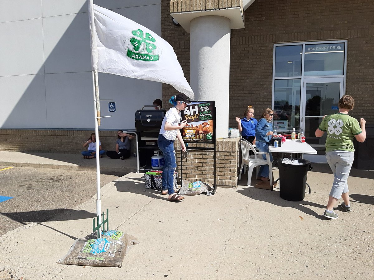 Diggyfoe's tweet photo. Come down to Peavey Medicine Hat today and enjoy a hotdog, pop, and a bag of chips on us and cooked to perfection by 4H.  All donations collected during the bar-b-q will support local clubs!!#4Hdays #pv115 #pvmart https://t.co/6I67jj57LY