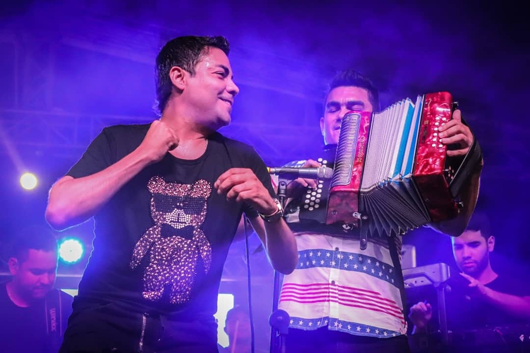 blogvallenato's tweet photo. Así lució anoche la capital de La Guajira con la presentación de @CHURO_DIAZ__ y @EliasMendoza23 durante el lanzamiento oficial del #InterArtes de @comfaguajira. El turno de hoy para el Tour Viral será para Barranquilla.
Manager:
@NEGROMENDOZA01
Contacto: 3017898296 https://t.co/y41dfkVDli