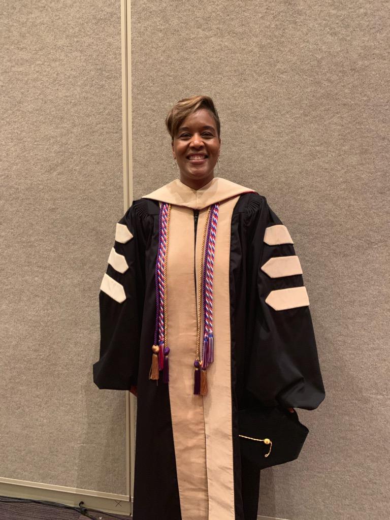 tiffdelo's tweet photo. #capellagrad MY SISTER!!! https://t.co/yGwN8F5XfH