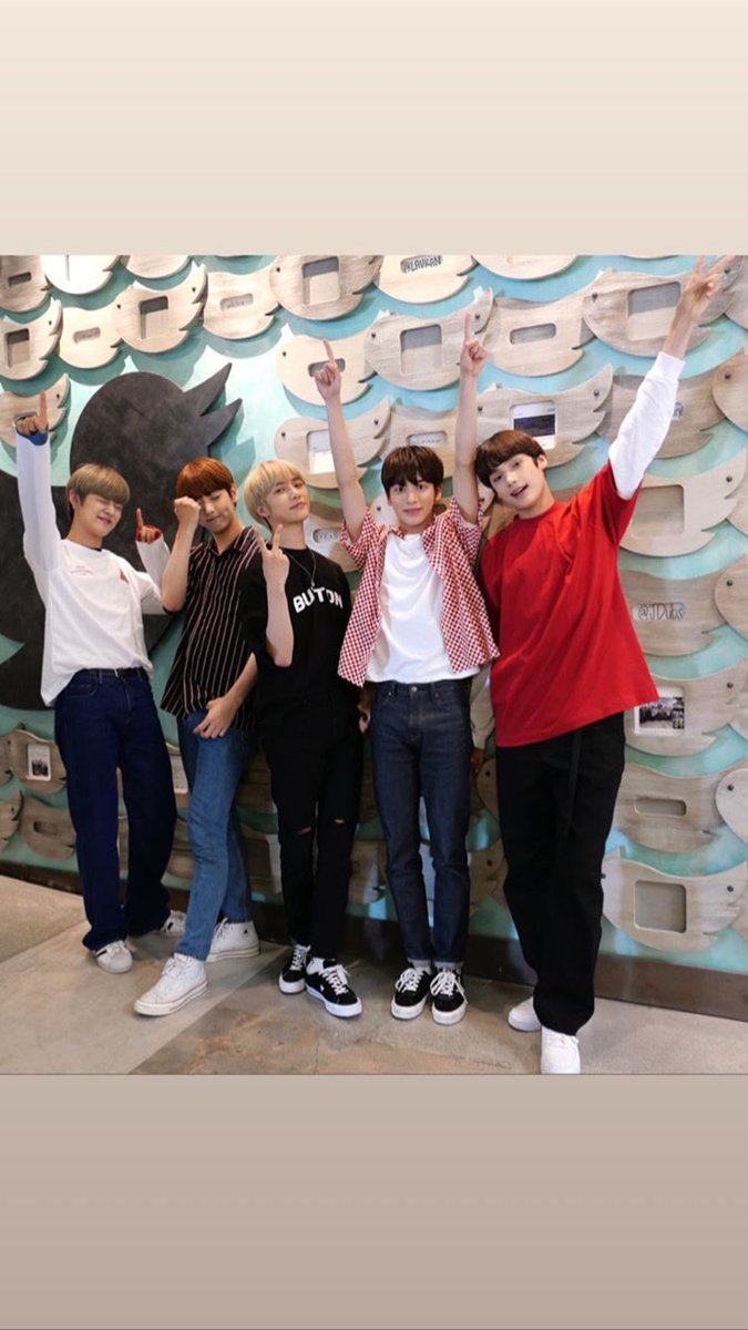 TXTITALY's tweet photo. [INSTAGRAM] 240819

📷 Contenuti postati nelle storie Instagram del profilo Ufficiale dei @TXT_members

30.05.19 TXT a LA:
//Intervista Radio Disney
//#AskTXT alla sede di Twitter di Los Angeles

[3/3] https://t.co/hyGEeXgmmI
