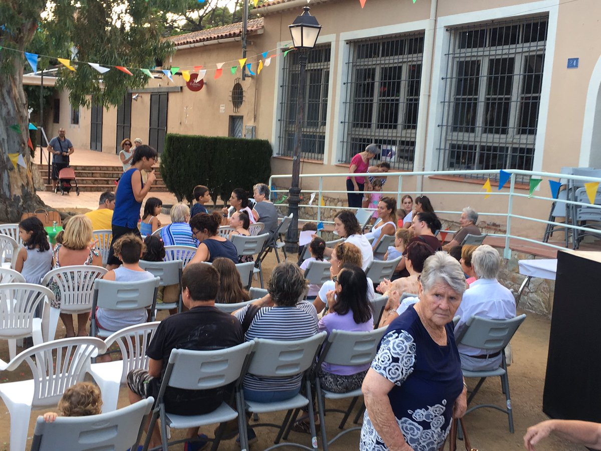 AjuntamentPLF's tweet photo. A Sant Genís aquesta tarda hem tingut animació infantil i xocolatada a l’espera del gran sopar d’aquesta nit amb un centenar de veïns i amics de #StGenísPLF
#EstiuPLF #ViuPLF #CulturaPLF https://t.co/vuFYldZHyS