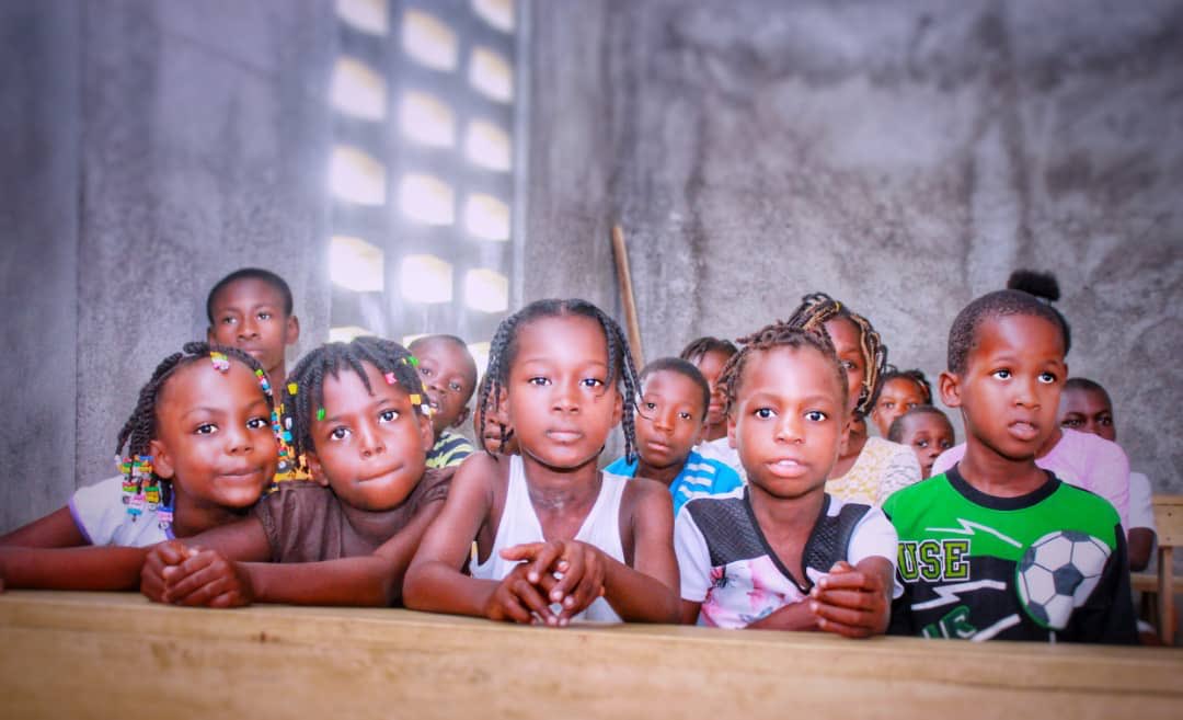 AJIEHAITI's tweet photo. 17 dawout 
Se ak lakontantman nou te rive derape 2e edisyon CINED lan nan “ Martinière ”, yon lokalite nan KANPERIN. Fim edikatif ki te pwojte an pote non “Le garçon qui dompta le vent”. Timoun yo te kontan resevwa nou e yo te satisfè de kado yo te benefisye pou rantre lekòl lan https://t.co/pfRt8K6IK4