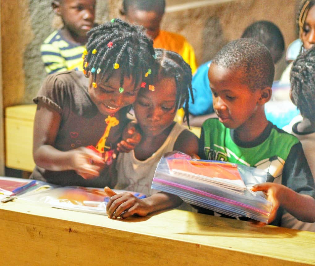AJIEHAITI's tweet photo. 17 dawout 
Se ak lakontantman nou te rive derape 2e edisyon CINED lan nan “ Martinière ”, yon lokalite nan KANPERIN. Fim edikatif ki te pwojte an pote non “Le garçon qui dompta le vent”. Timoun yo te kontan resevwa nou e yo te satisfè de kado yo te benefisye pou rantre lekòl lan https://t.co/pfRt8K6IK4