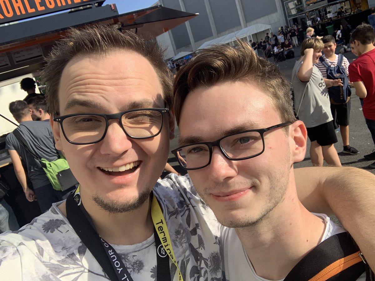 Moondye7 tweet media