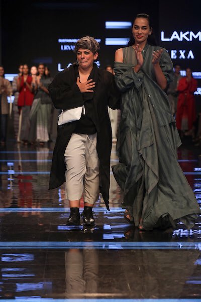 Urvashi Kaur put her best foot forward by paying a tribute to her roots and using fabrics from Punjab at Lakme Fashion Week Winter/Festive 2019 
#UrvashiKaur #LakmeFashionWeek
@LakmeFashionWk #lfwwf19
Read here: highonpersona.in/fashion/urvash…