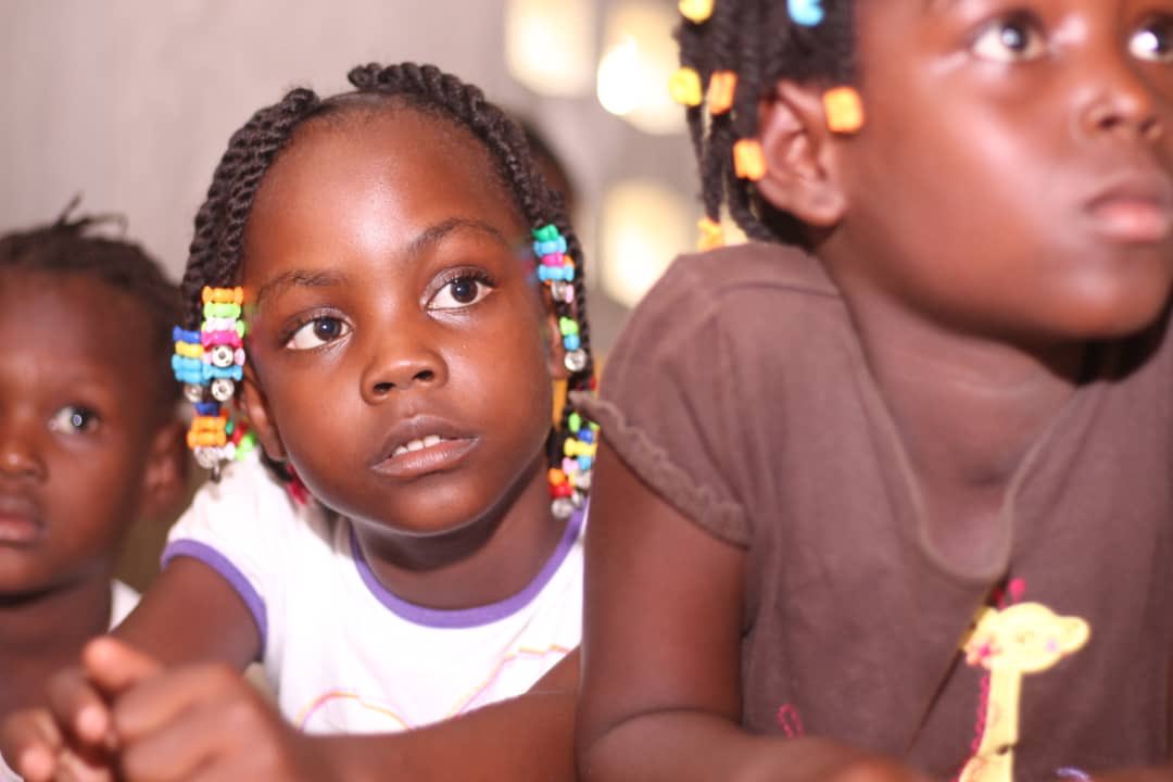 AJIEHAITI's tweet photo. August 17th 2019
We realized the second edition of CINED for the benefit of the children of "Martinière" which is located in “Camp-Perrin" “The boy who harnessed the wind" is the movie that was chosen this year. The children came out satisfied with the school kits distributed. https://t.co/3xdazQ5fkM