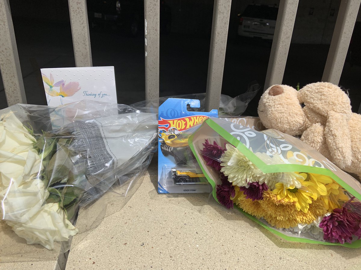 LynnanneNguyen's tweet photo. Community brought flowers, toys and cards for a makeshift memorial for 6-yr old Ollie Wiedemann. He and his mother who didn't have custody of him were found dead in this parking garage yesterday shortly after an Amber Alert went out @FOX4 https://t.co/MaY6bkLtZx