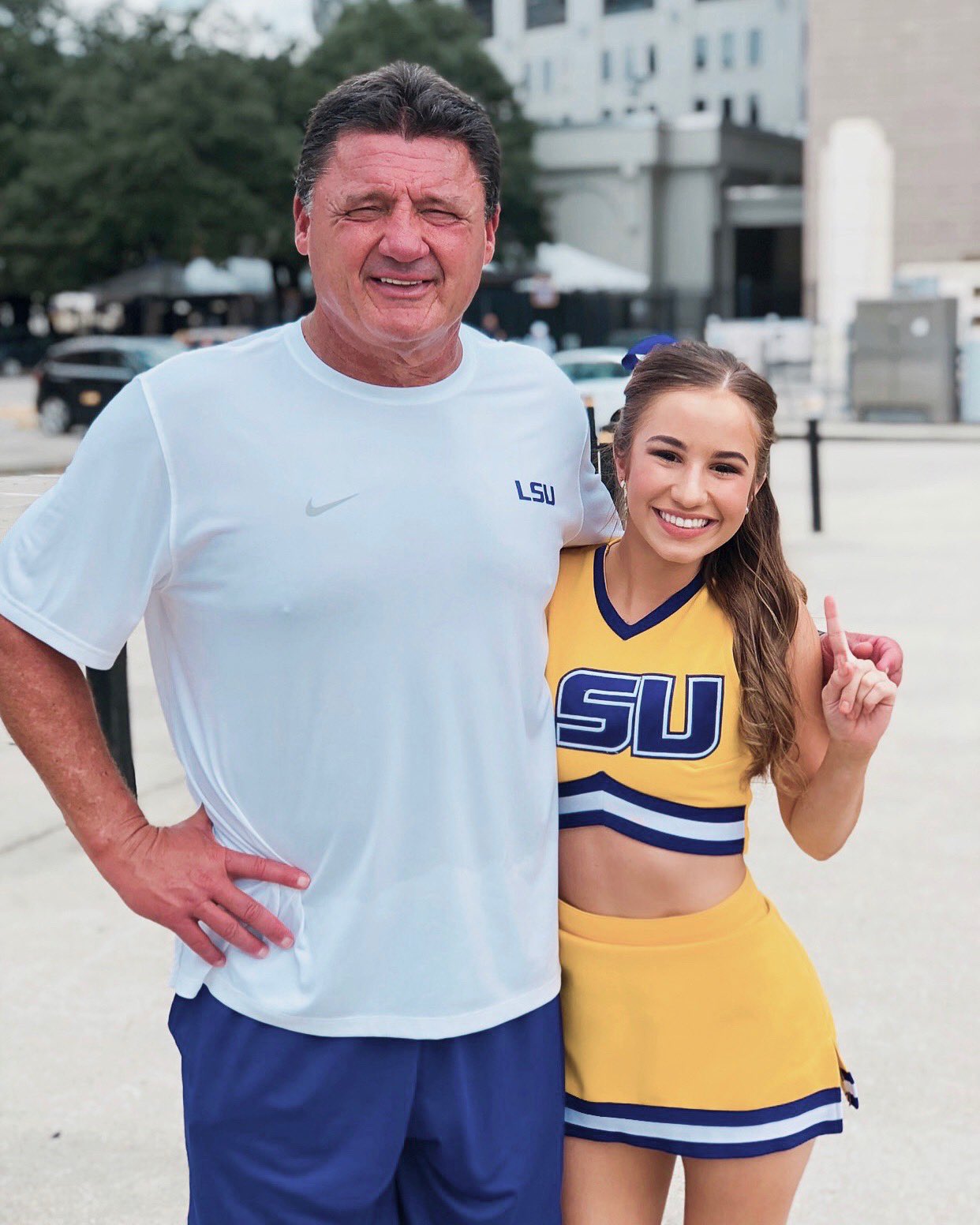 ECwUh24X4AEEdOW?format=jpg&name=large