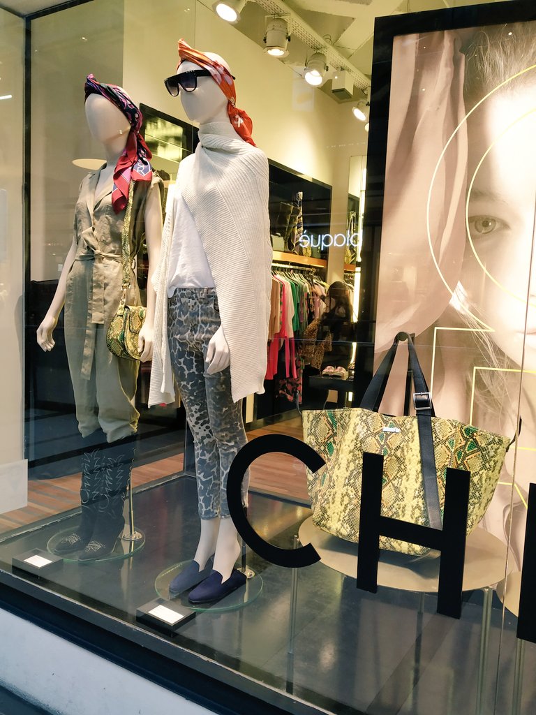 TrendHuntingBA's tweet image. Las #vidrieras de @MARIACHER colección #verano20
#visualmerchandising #visualmerchandiser #vidriera #windowdisplay #store #marketing #tendencias @LasteroNatalia